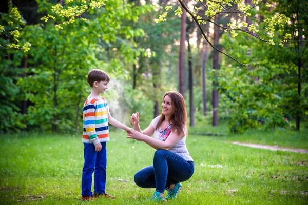 Jovem Mãe Aplicando Repelente Insetos Filho Antes Caminhada Floresta Belo — Fotografia de Stock