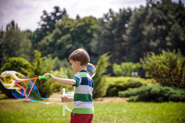 Мальчик Играет Своей Игрушкой Мыльными Пузырями Парке Детская Деятельность Концепция — стоковое фото