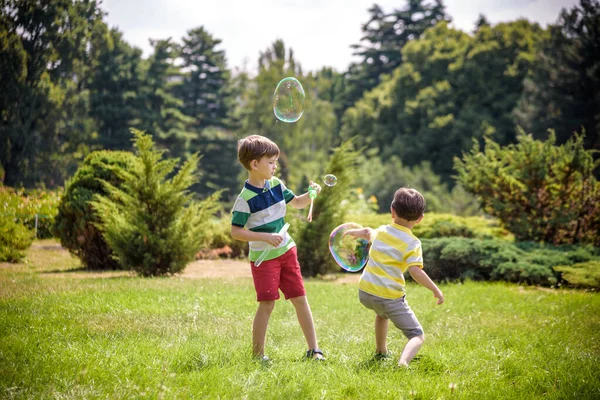 Chico Soplando Burbujas Jabón Mientras Niño Emocionado Disfruta Las Burbujas — Foto de Stock