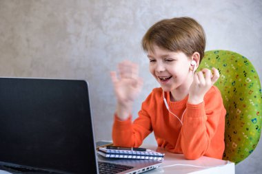 Çocuklar evde ödev yapıyor. Çocuklar dizüstü bilgisayara bakıyor. Okula dönelim. Çevrimiçi Eğitimde Uzaklık Öğrenme.