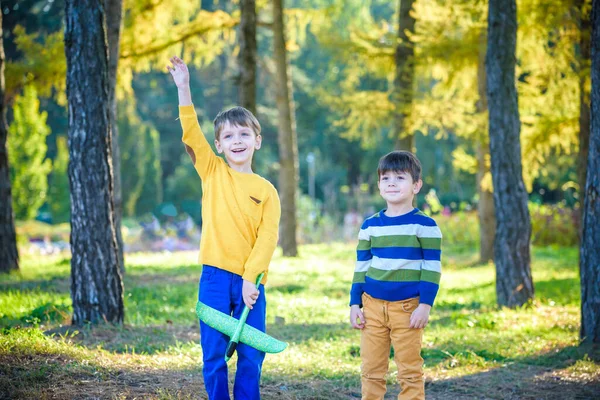 Szczęśliwa Dwójka Braci Bawiących Się Zabawkowym Samolotem Tle Błękitnego Letniego — Zdjęcie stockowe