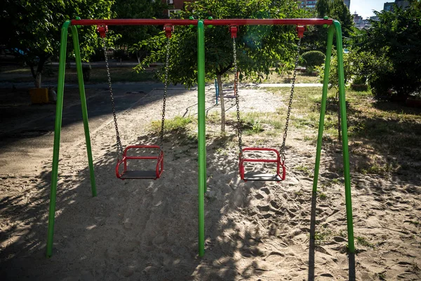 Balanço Vazio Parque Infantil Por Causa Bloqueio Covid Areia Sob — Fotografia de Stock