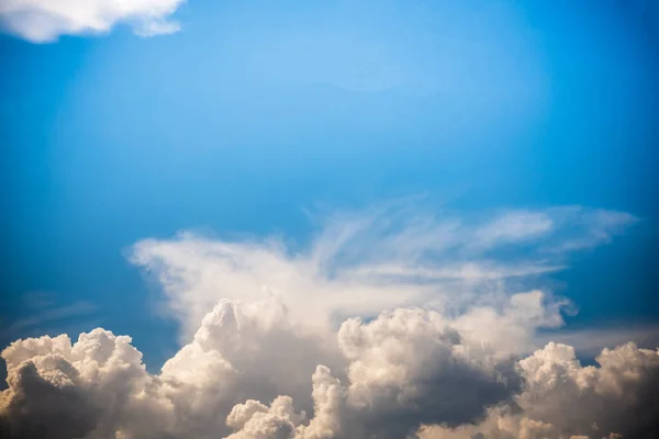 青い空に白い雲 天気の良い日 — ストック写真