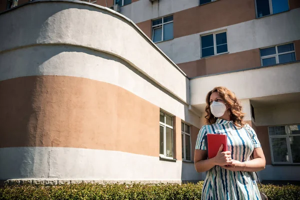 Lehrer Mit Medizinischer Maske Außerhalb Der Schule Warten Auf Kinder — Stockfoto