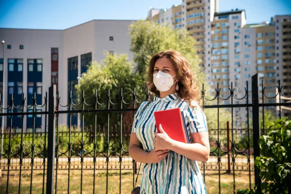 Vue Angle Bas Enseignant Avec Masque Facial Après Verrouillage Marchant — Photo