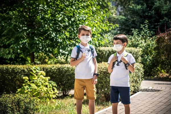 Los Niños Que Usan Máscara Mochilas Protegen Protegen Del Coronavirus — Foto de Stock