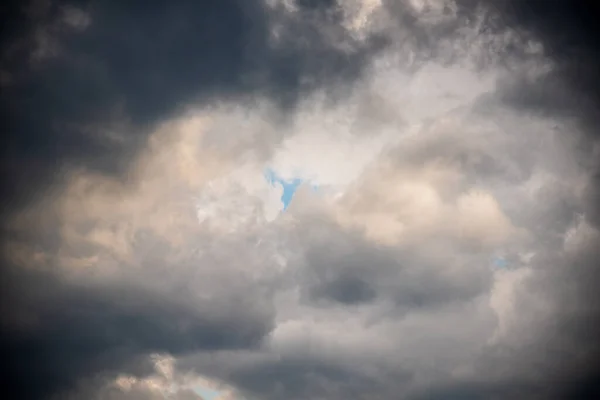 夏の夜に嵐の雲 嵐の前の雨の空 — ストック写真