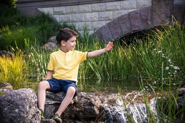 Chico Joven Sienta Orilla Del Río Sueña Cálido Día Verano — Foto de Stock