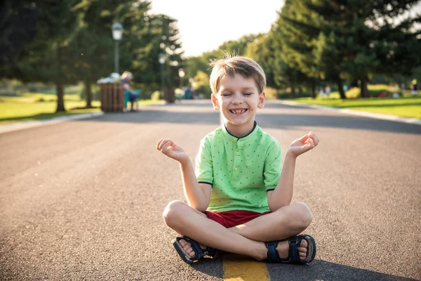 Niño Está Meditando Sentado Asfalto Medio Carretera Espíritu Educación Relajación — Foto de Stock