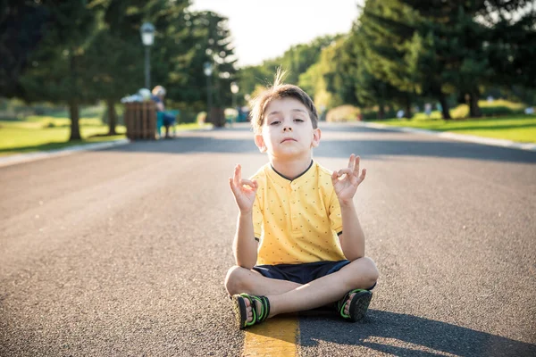 Niño Está Meditando Sentado Asfalto Medio Carretera Espíritu Educación Relajación — Foto de Stock