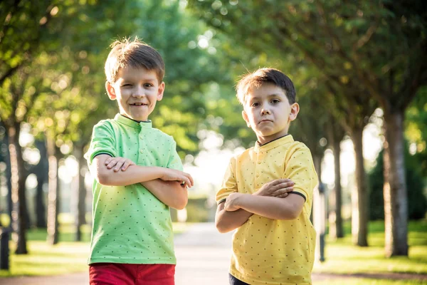 Dos Niños Parque Haciendo Cara Divertida Rodeada Colores Cálidos Soleados — Foto de Stock