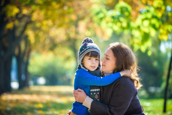 Mutter Und Baby Spielen Herbstpark Eltern Und Kind Gehen Einem — Stockfoto