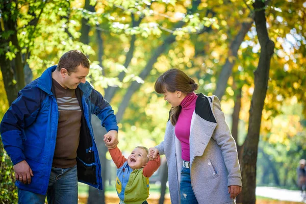 Schöne Junge Familie Bei Einem Spaziergang Herbst Wald Auf Ahornbäumen — Stockfoto