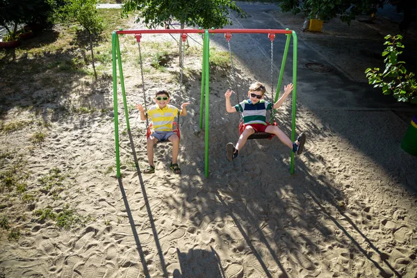 Dwóch Małych Chłopców Bawiących Się Huśtawką Placu Zabaw Dzieci Najlepsi — Zdjęcie stockowe