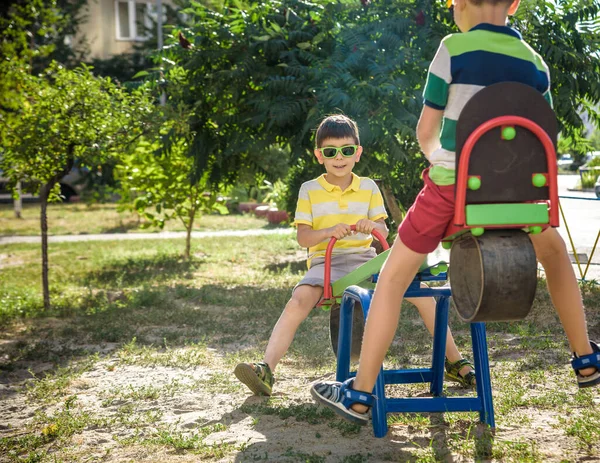 Dos Niños Pequeños Hermanos Jugando Con Balanceador Swing Jardín Verano —  Fotos de Stock