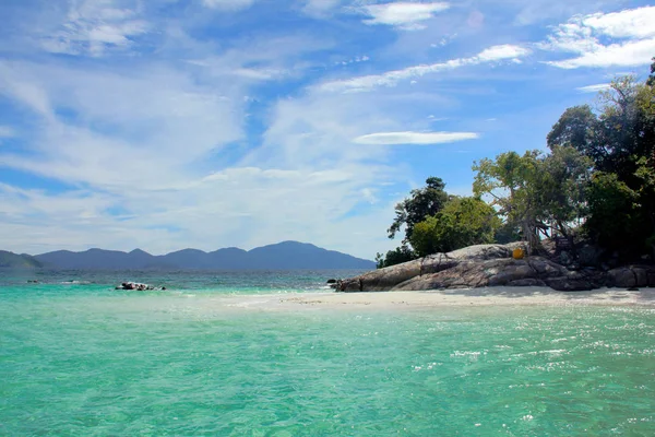 Het witte zandstrand in Andaman Zee met blauwe hemel achtergrond i — Stockfoto