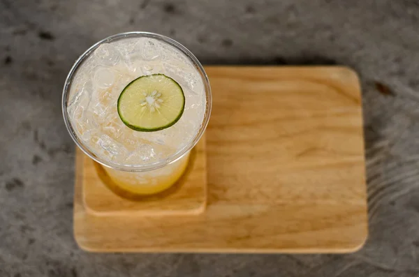 Ein Plastikglas Eishonig Zitrone Mit Funkelndem Wasser Steht Auf Einer — Stockfoto