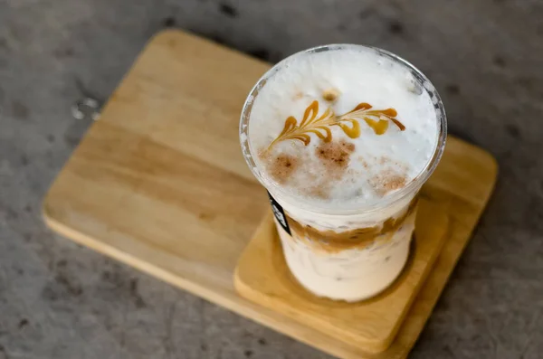 Eiskaffee Mit Cremiger Milch Einem Plastikglas Ist Auf Einer Untertasse — Stockfoto