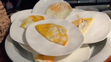 Yağda yumurtalı nefis kahvaltı. Üst manzara, döndür. Yüksek kalite 4k görüntü