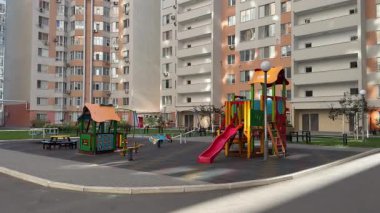 Çocuk parkı olan, çocuk parkı olan, bahçeli, bankları olan, yaya geçitleri olan, modern, çok aile apartman kompleksi. Chisinau Moldova