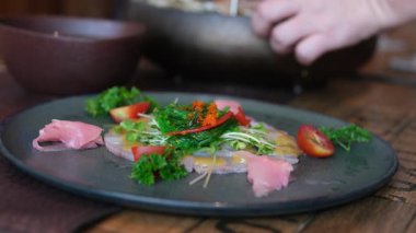 Deniz ürünleri, kabuklarından çatalla birlikte restoranda lezzetli yemekler çıkartır. Yüksek kalite 4k görüntü