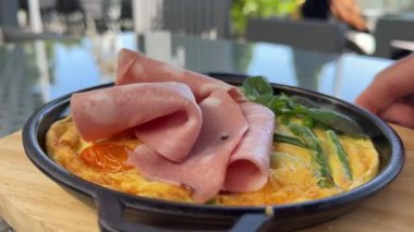 Sebzeli frittata ve mortadella. İtalyan aromalı omlet ve taze kiraz domatesleri ve taze kuşkonmaz saplarıyla doymuş aromalı omlet..