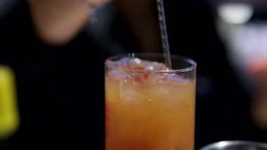 Kadın eli kadehte bcaa karıştırır, su kırmızıya döner. Yüksek kalite 4k görüntü