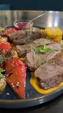 Siyah tabakta ızgara sebzeli dana eti. Yüksek kalite 4k görüntü