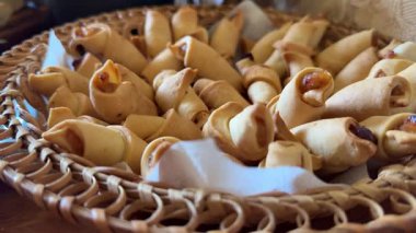 Hasır kasede ev yapımı kruvasan. Yüksek kalite 4k görüntü