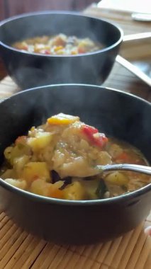 Sebze güveci, tabakta sıcak yemek, kaşıkla karıştırma, yakınlarda şiş kebap, buhar. Yüksek kalite 4k görüntü