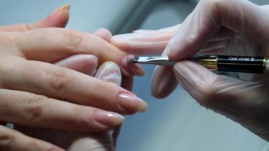 Yakın plan tanınmayan kadın manikürcüsü bir Spa Güzellik Salonunda müşteriye hizmet ediyor. Kadın Vücut ve Tırnak Bakımı. Hizmet sektöründe çalışma kavramı. Dikey video. Yüksek kalite 4k görüntü