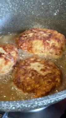 Kızartma tavasında pirzola, dikey video. Yüksek kalite 4k görüntü