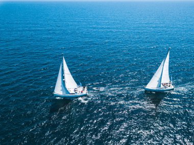 Denizde yelken açmak