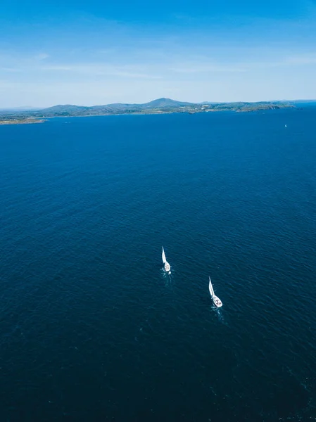 Denizde yelken açmak