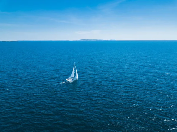 Avión no tripulado avistamiento de aves vista de barco de vela crucero en el mar Egeo azul profundo — Foto de Stock