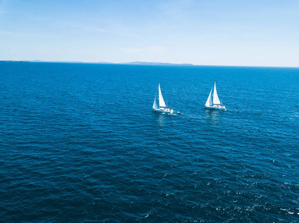 Denizde yelken açmak