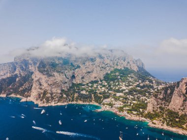 Capri Adası, denizden havadan görünümü