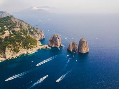 Havadan görünümü Faraglioni kayalıkları ve Tiren Denizi Capri Adası, İtalya