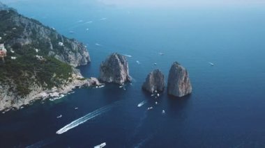 Havadan görünümü Faraglioni kayalıkları ve Tiren Denizi Capri Adası, İtalya