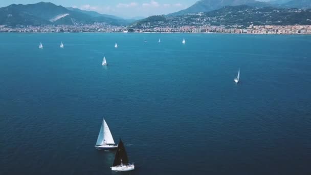 Regata de vela cerca de Salerno en Italia. Vista aérea — Vídeo de stock