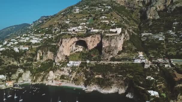 Vista aérea del pueblo de Conca dei Marini en la costa de Amalfi vista desde el mar, Campania, Italia — Vídeos de Stock