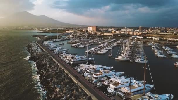 Luchtfoto van de Vesuvius uit de zee, Italië — Stockvideo