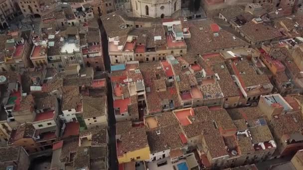 Een luchtfoto van de kerk van Santa Maria de Montblanc, Spanje — Stockvideo