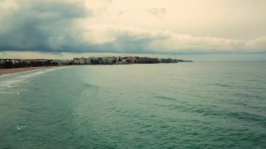 Salou plaj kışın hava görünümünü. Bulutlu
