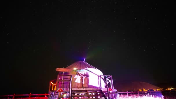 Timelapse van de yurt onder de sterrenhemel nachtelijke hemel — Stockvideo