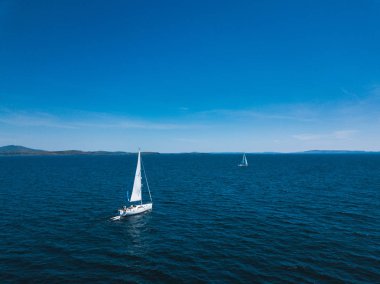 Denizde yelken açmak