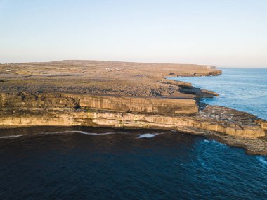 Inishmore ada kayalıkları