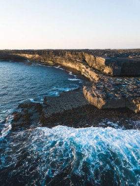 Inishmore ada kayalıkları