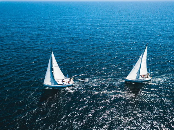 Zeilen in de zee — Stockfoto