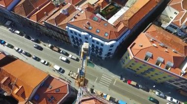 Porto eski şehrin dar sokaklarında üzerinde uçuş